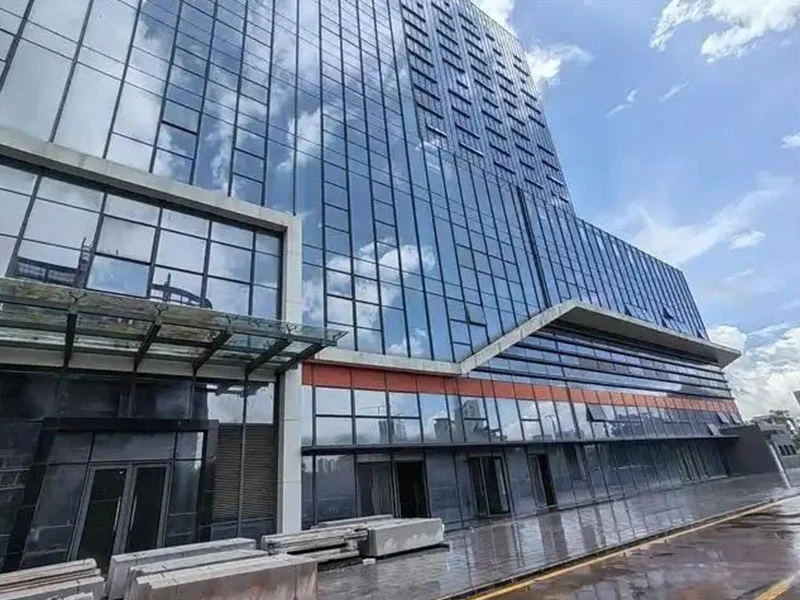 Хорошо ли украсить наружную стену стеклянной ненесущей стеной?