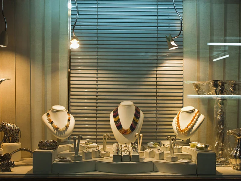 Каковы преимущества пуленепробиваемого стекла по сравнению с обычным стеклом