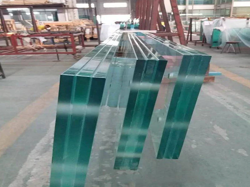 Действительно ли безопасно, что в стеклянной дорожке есть только один тонкий слой стекла?